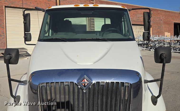 image for item EE8568 2010 International  8600 semi truck