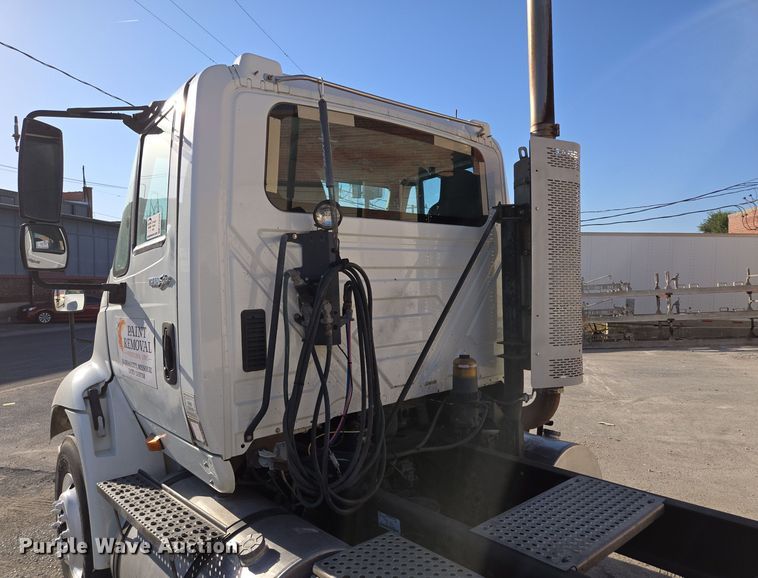 image for item EE8568 2010 International  8600 semi truck