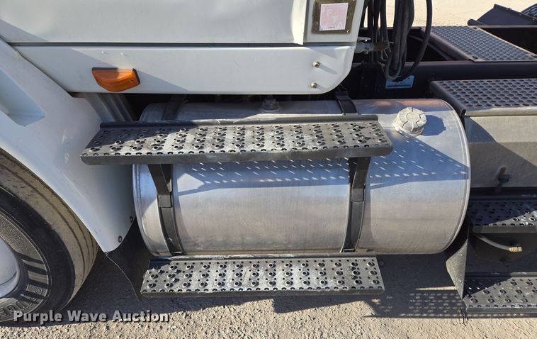 image for item EE8568 2010 International  8600 semi truck