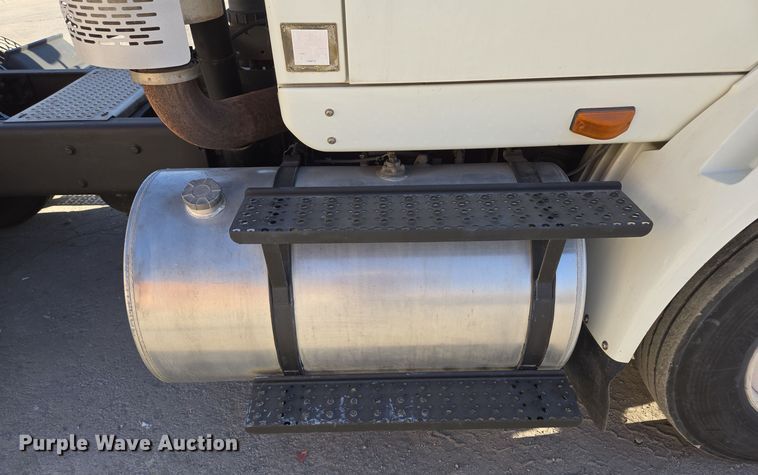 image for item EE8568 2010 International  8600 semi truck