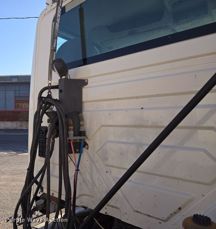 image for item EE8568 2010 International  8600 semi truck