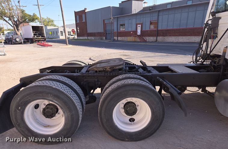 image for item EE8568 2010 International  8600 semi truck