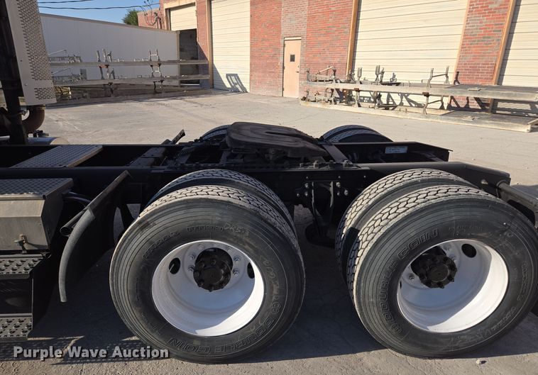 image for item EE8568 2010 International  8600 semi truck