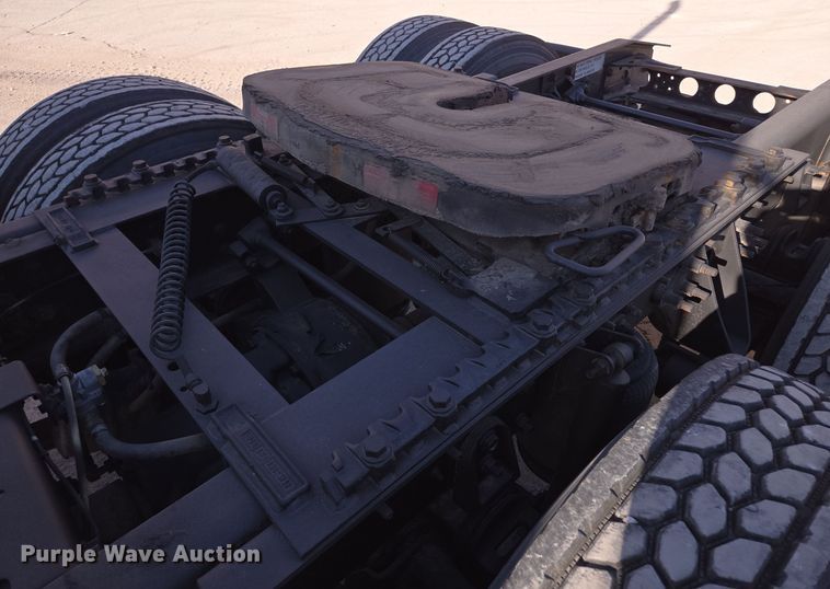 image for item EE8568 2010 International  8600 semi truck