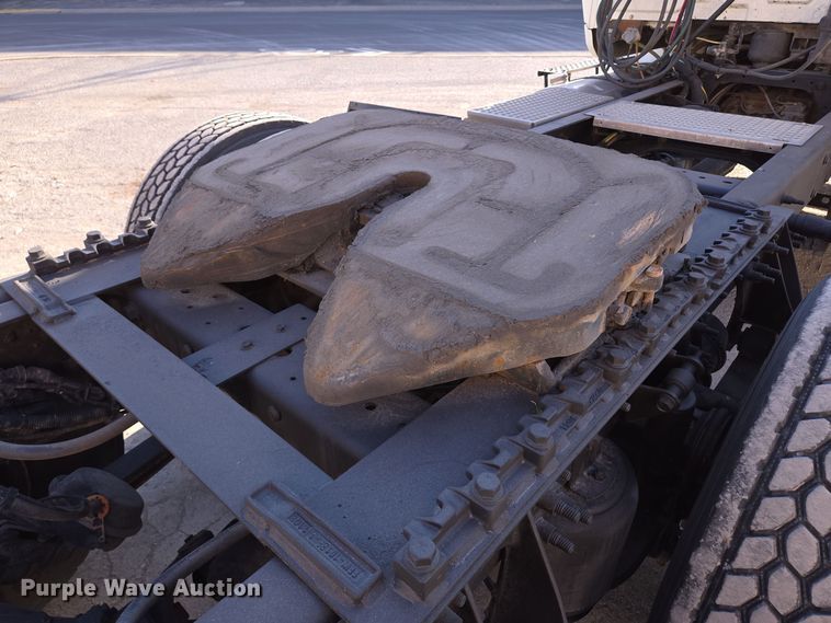 image for item EE8568 2010 International  8600 semi truck