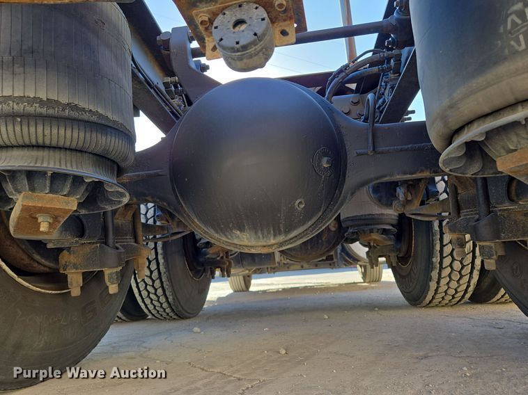 image for item EE8568 2010 International  8600 semi truck