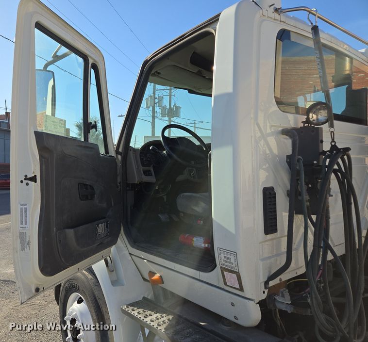 image for item EE8568 2010 International  8600 semi truck