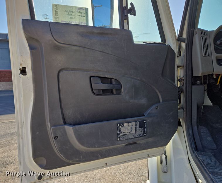 image for item EE8568 2010 International  8600 semi truck