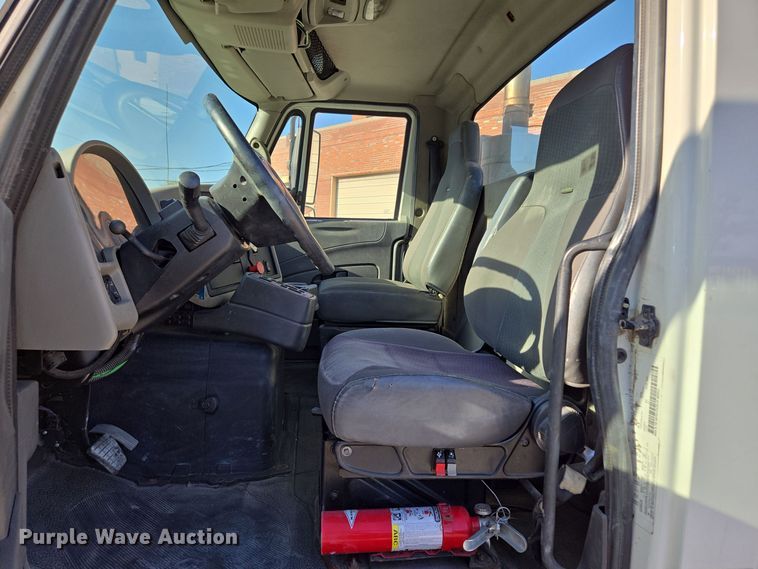 image for item EE8568 2010 International  8600 semi truck