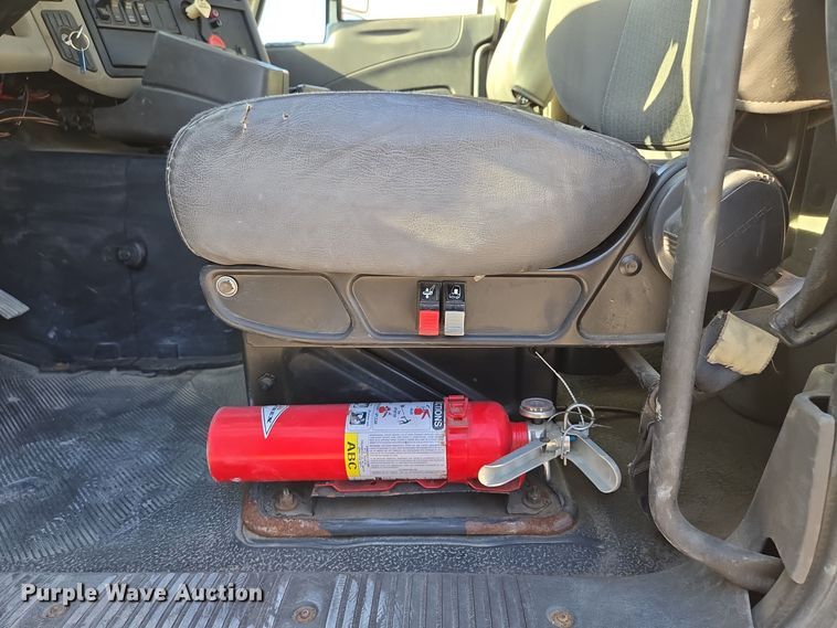 image for item EE8568 2010 International  8600 semi truck