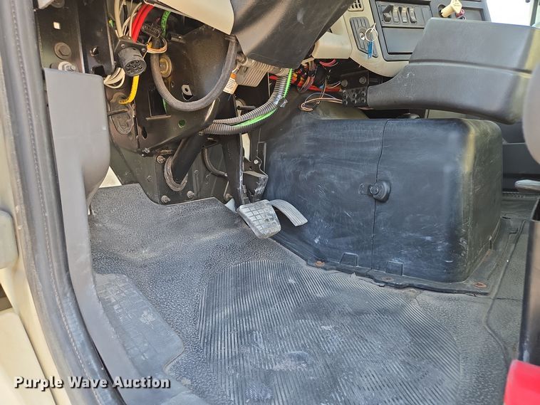 image for item EE8568 2010 International  8600 semi truck