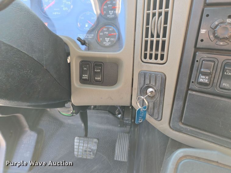 image for item EE8568 2010 International  8600 semi truck