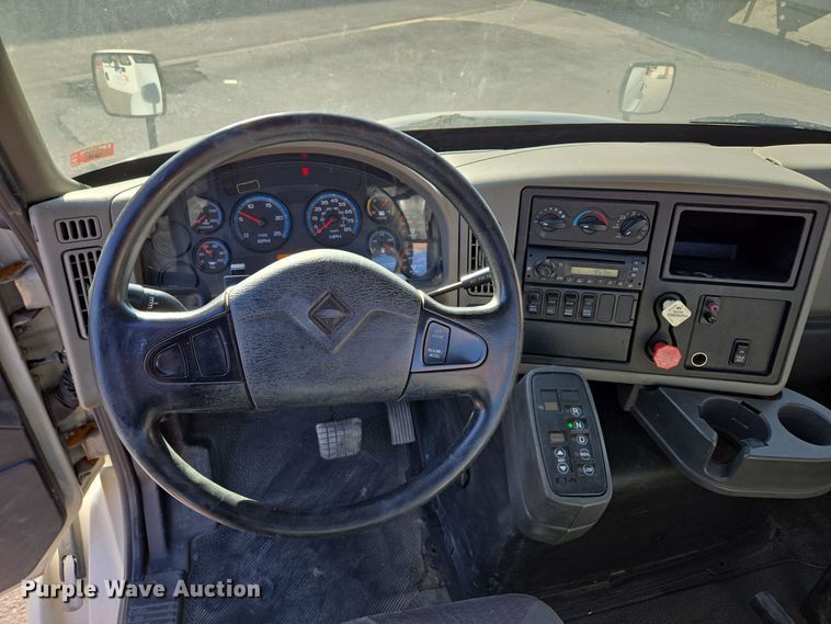 image for item EE8568 2010 International  8600 semi truck