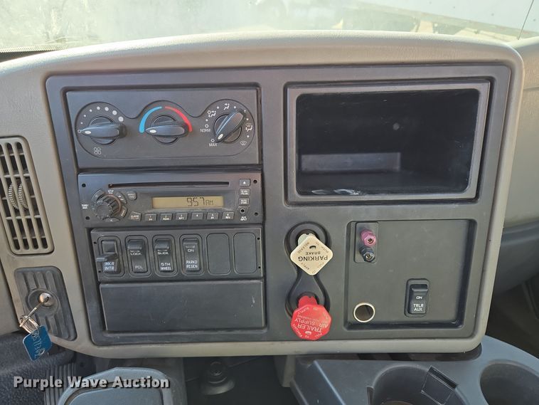 image for item EE8568 2010 International  8600 semi truck