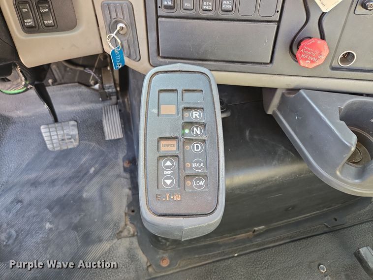 image for item EE8568 2010 International  8600 semi truck