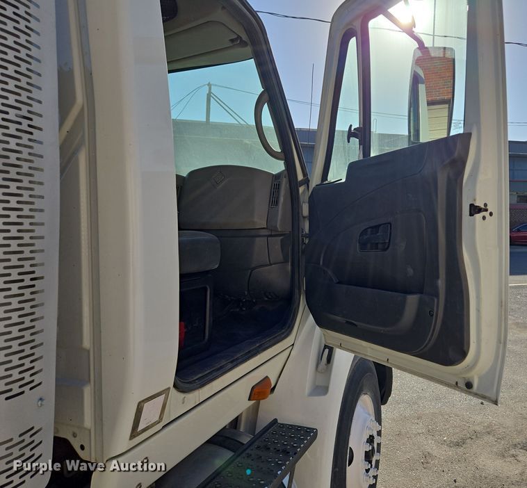 image for item EE8568 2010 International  8600 semi truck