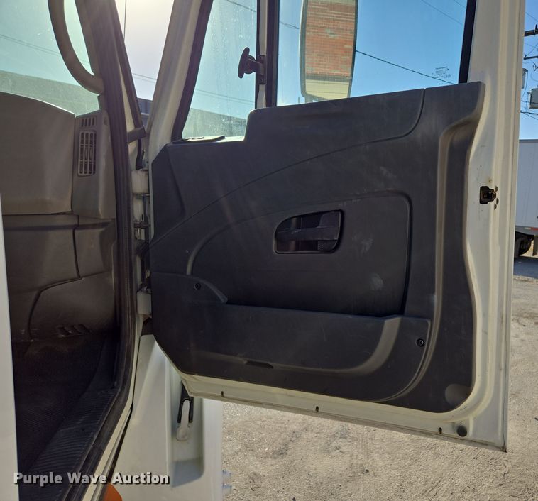 image for item EE8568 2010 International  8600 semi truck