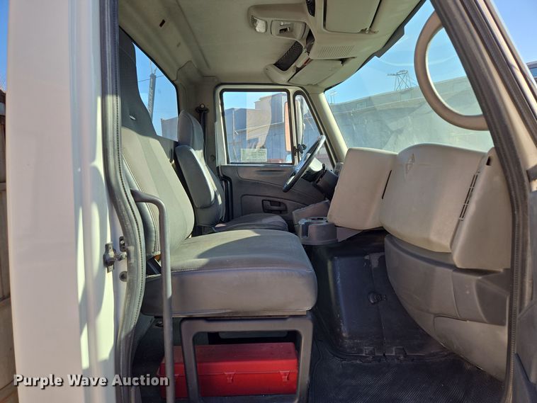 image for item EE8568 2010 International  8600 semi truck