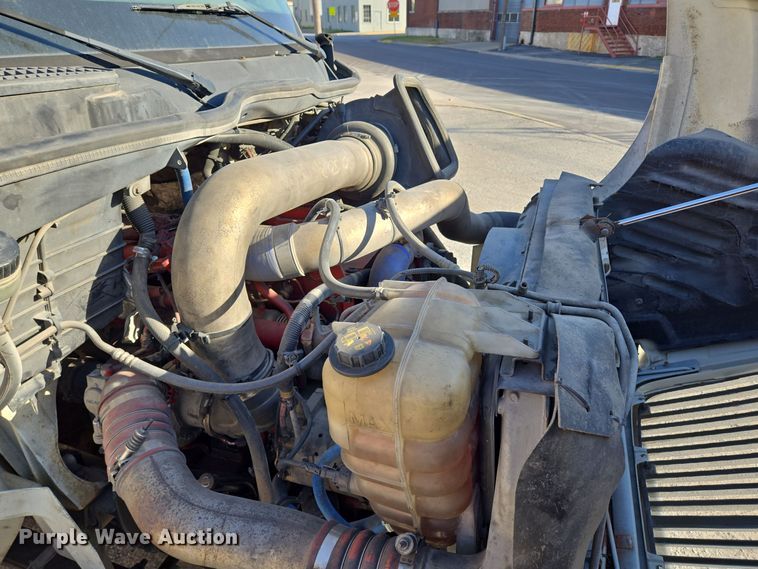 image for item EE8568 2010 International  8600 semi truck