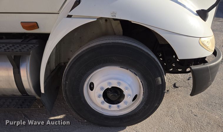 image for item EE8568 2010 International  8600 semi truck