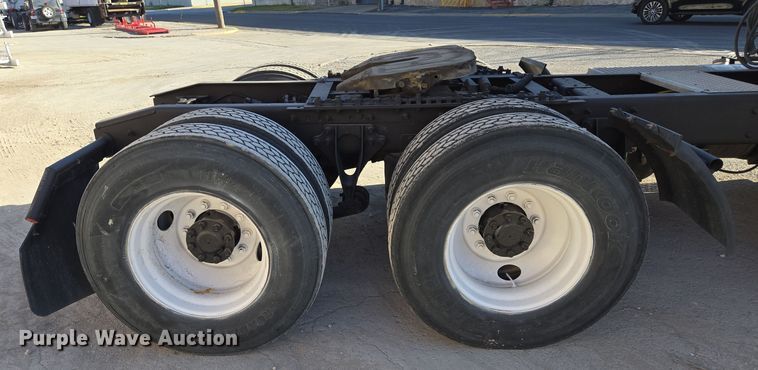 image for item EE8568 2010 International  8600 semi truck