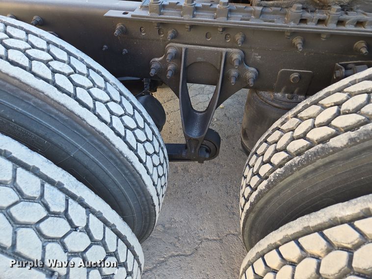 image for item EE8568 2010 International  8600 semi truck