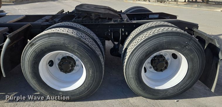 image for item EE8568 2010 International  8600 semi truck