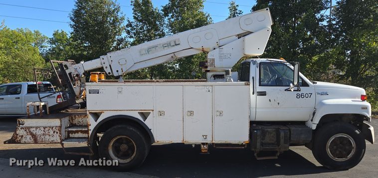 image for item EE8577 1993 GMC  TopKick bucket truck