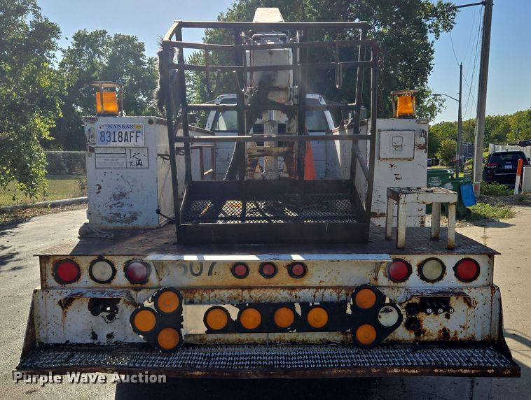 image for item EE8577 1993 GMC  TopKick bucket truck