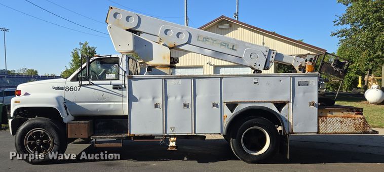 image for item EE8577 1993 GMC  TopKick bucket truck