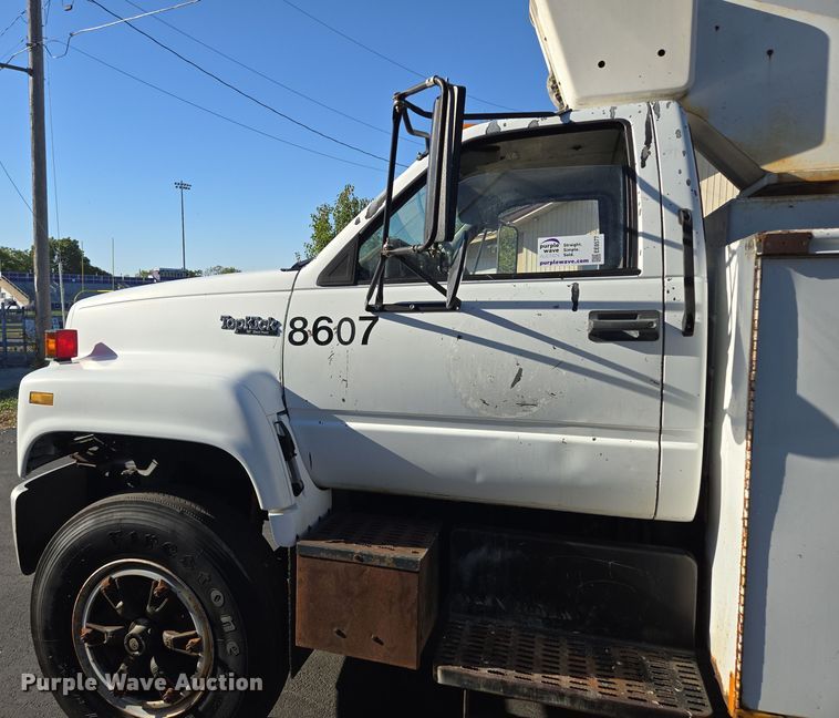 image for item EE8577 1993 GMC  TopKick bucket truck