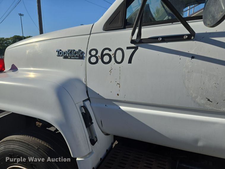 image for item EE8577 1993 GMC  TopKick bucket truck