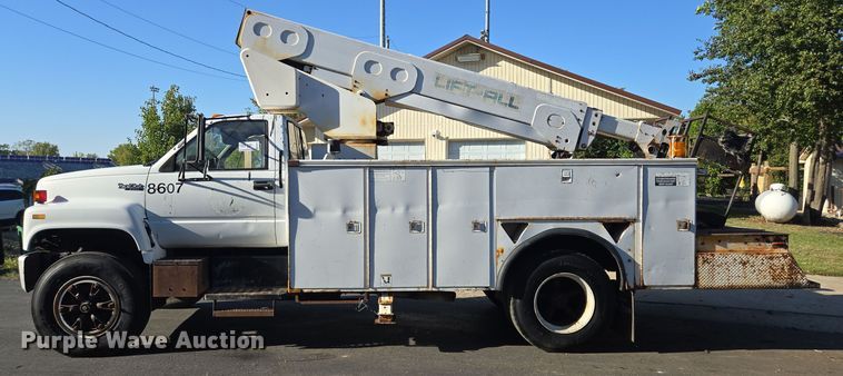 image for item EE8577 1993 GMC  TopKick bucket truck