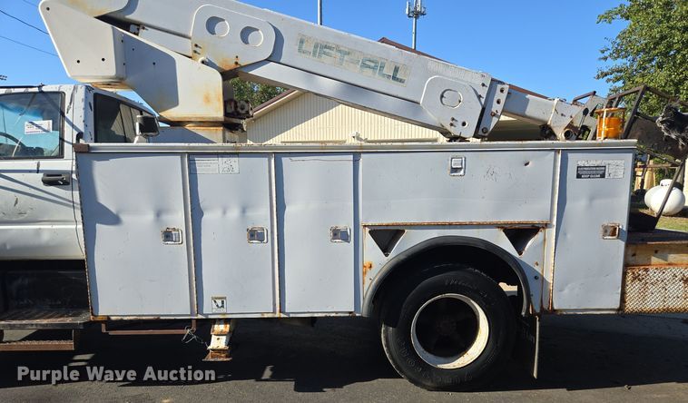 image for item EE8577 1993 GMC  TopKick bucket truck