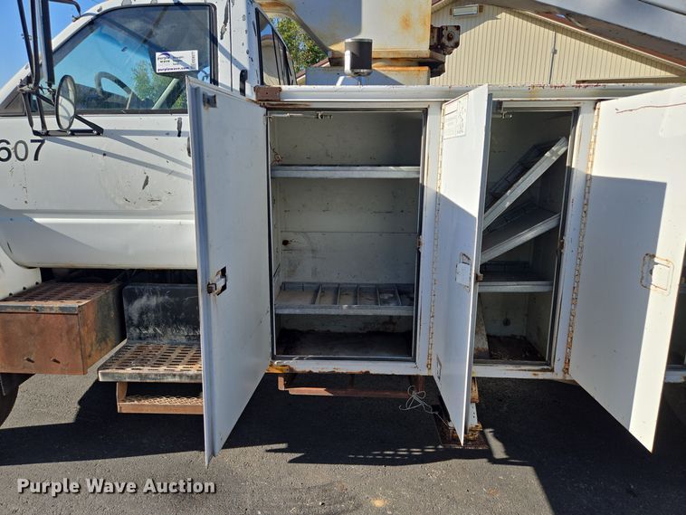 image for item EE8577 1993 GMC  TopKick bucket truck