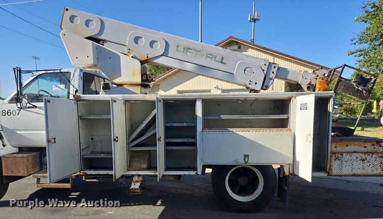 image for item EE8577 1993 GMC  TopKick bucket truck