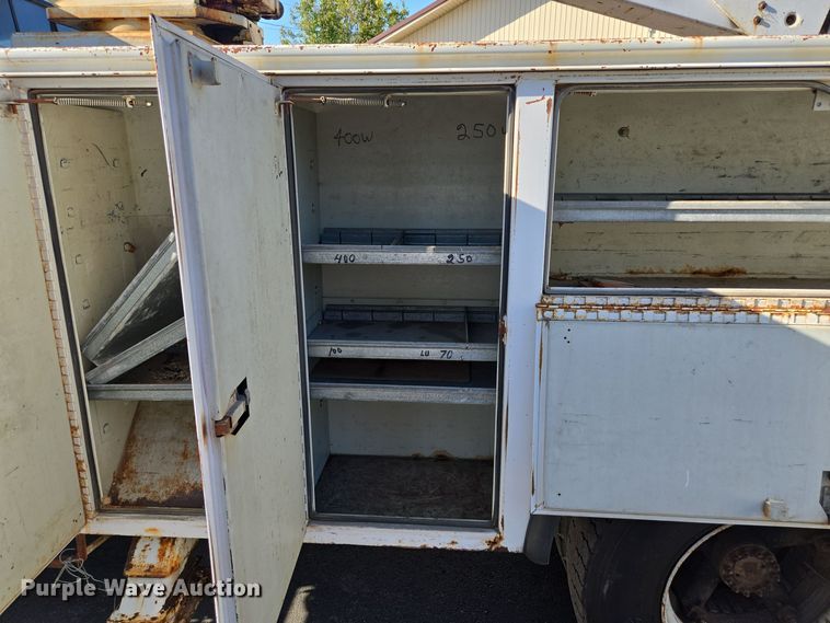 image for item EE8577 1993 GMC  TopKick bucket truck