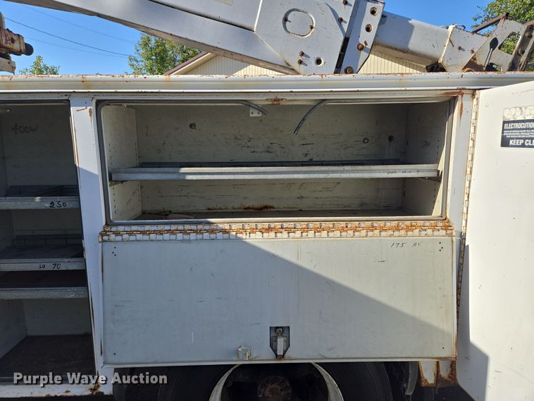 image for item EE8577 1993 GMC  TopKick bucket truck