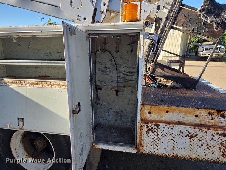 image for item EE8577 1993 GMC  TopKick bucket truck