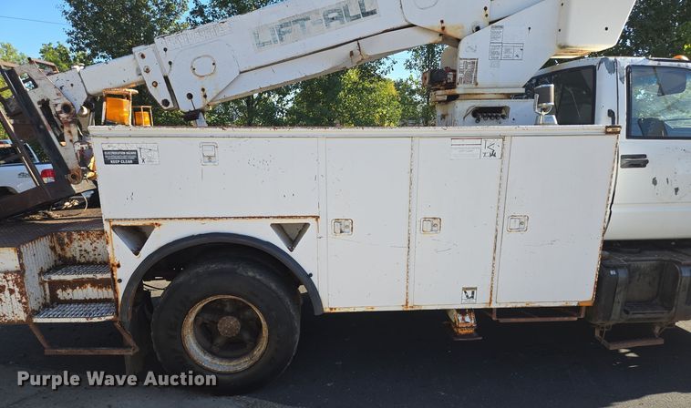 image for item EE8577 1993 GMC  TopKick bucket truck
