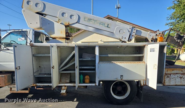 image for item EE8577 1993 GMC  TopKick bucket truck