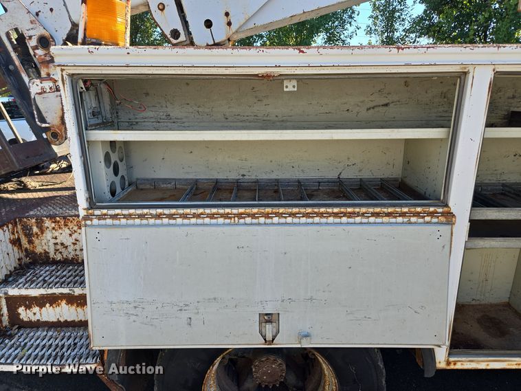 image for item EE8577 1993 GMC  TopKick bucket truck