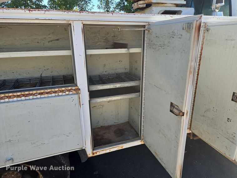 image for item EE8577 1993 GMC  TopKick bucket truck