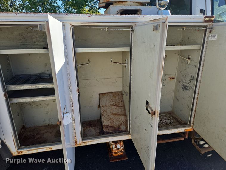 image for item EE8577 1993 GMC  TopKick bucket truck