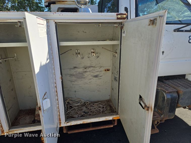 image for item EE8577 1993 GMC  TopKick bucket truck