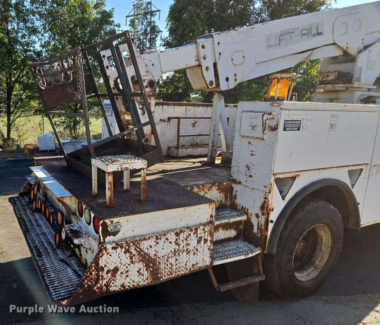image for item EE8577 1993 GMC  TopKick bucket truck