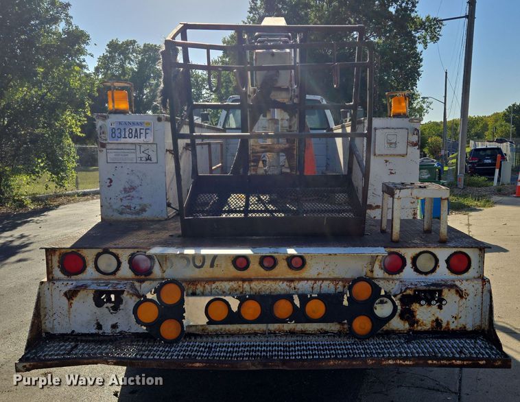 image for item EE8577 1993 GMC  TopKick bucket truck