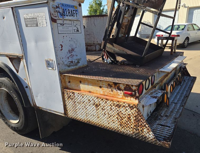 image for item EE8577 1993 GMC  TopKick bucket truck