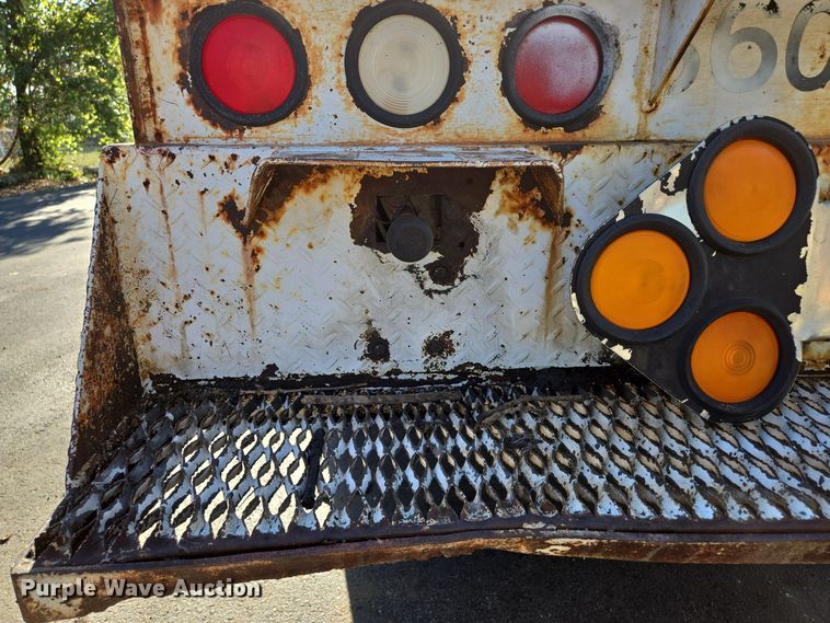 image for item EE8577 1993 GMC  TopKick bucket truck