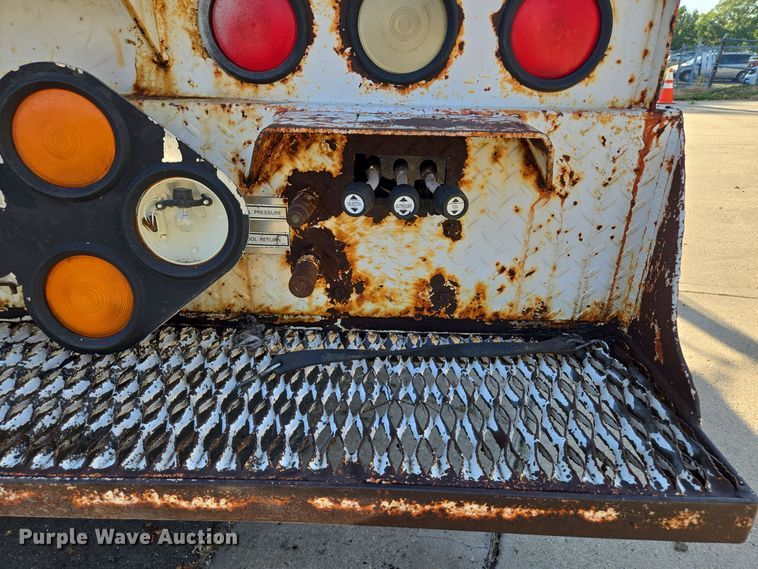 image for item EE8577 1993 GMC  TopKick bucket truck